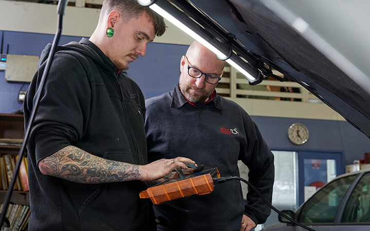 Mechanics using an electronic diagnostic tool