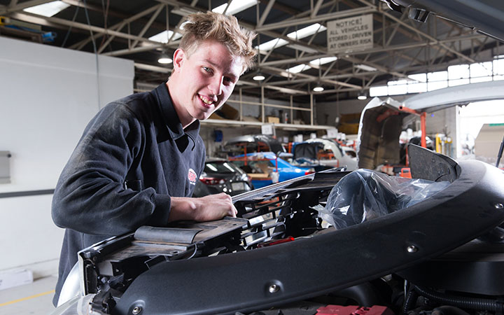 Apprentice fixes car