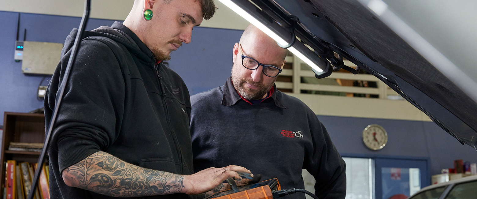 Mechanics using an electronic diagnostic tool
